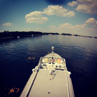 Im Boot und drum herum